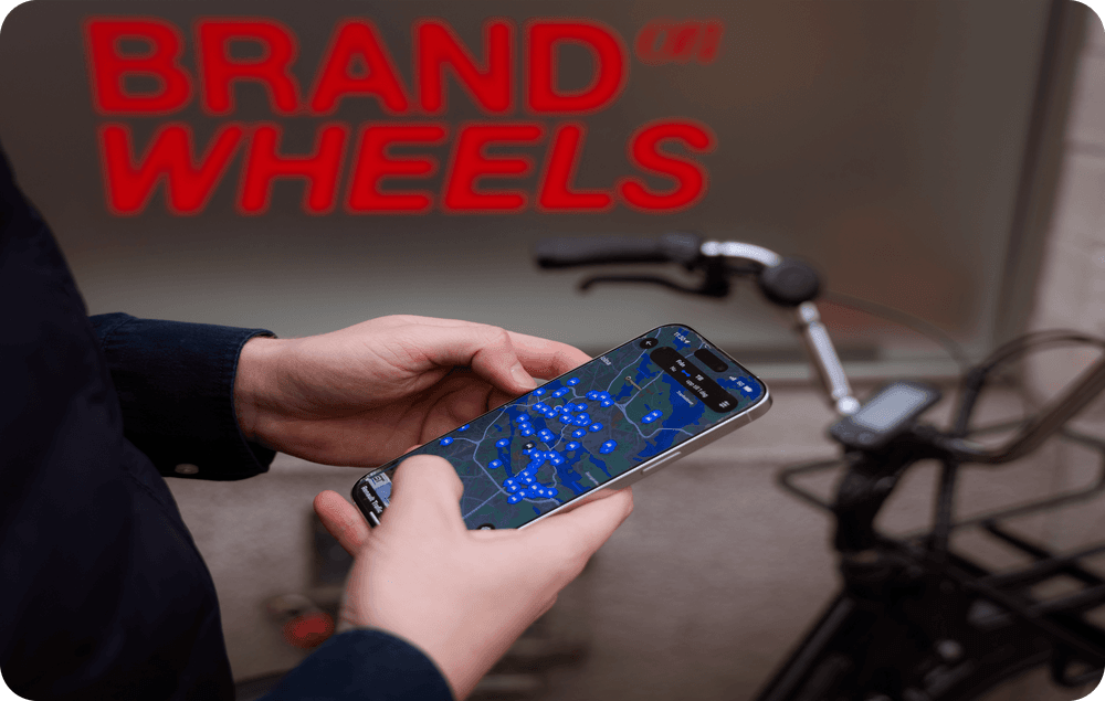 Oftast bokar vi en bil i förväg, men ibland händer det att vi behöver bil nu. Då är det skönt att veta att det, oftast, finns bilar lediga nära oss" säger Emil.