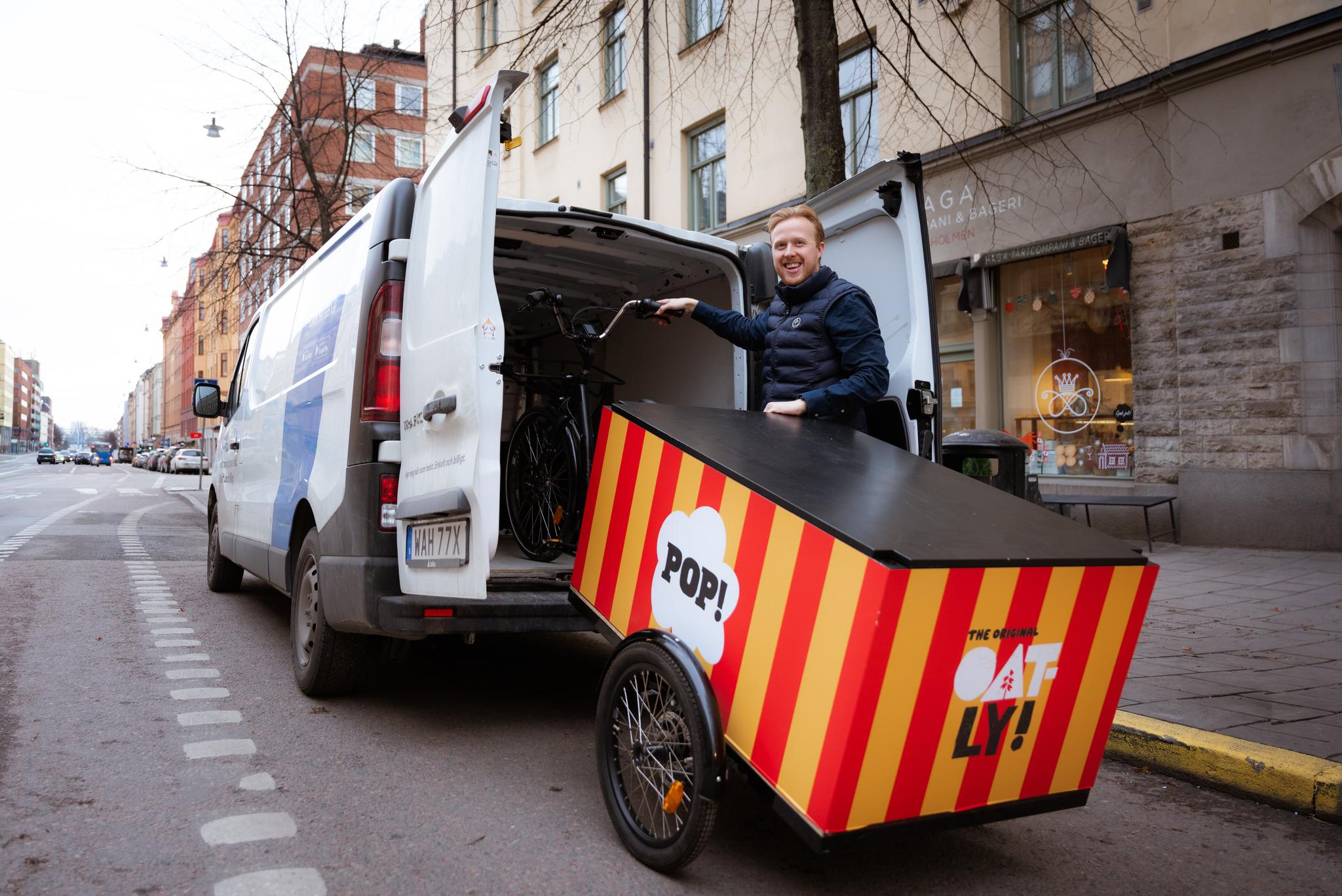 Med över 80 timanställda är logistik den avgörande faktorn för att göra event och kampanjer effektiva och sina kunder nöjda. Emil Hasselberg utanför Brand on Wheels kontor på Kungsholmen i Stockholm.