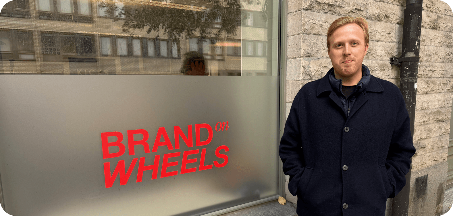 Med över 80 timanställda är logistik den avgörande faktorn för att göra event och kampanjer effektiva och sina kunder nöjda. Emil Hasselberg utanför Brand on Wheels kontor på Kungsholmen i Stockholm.